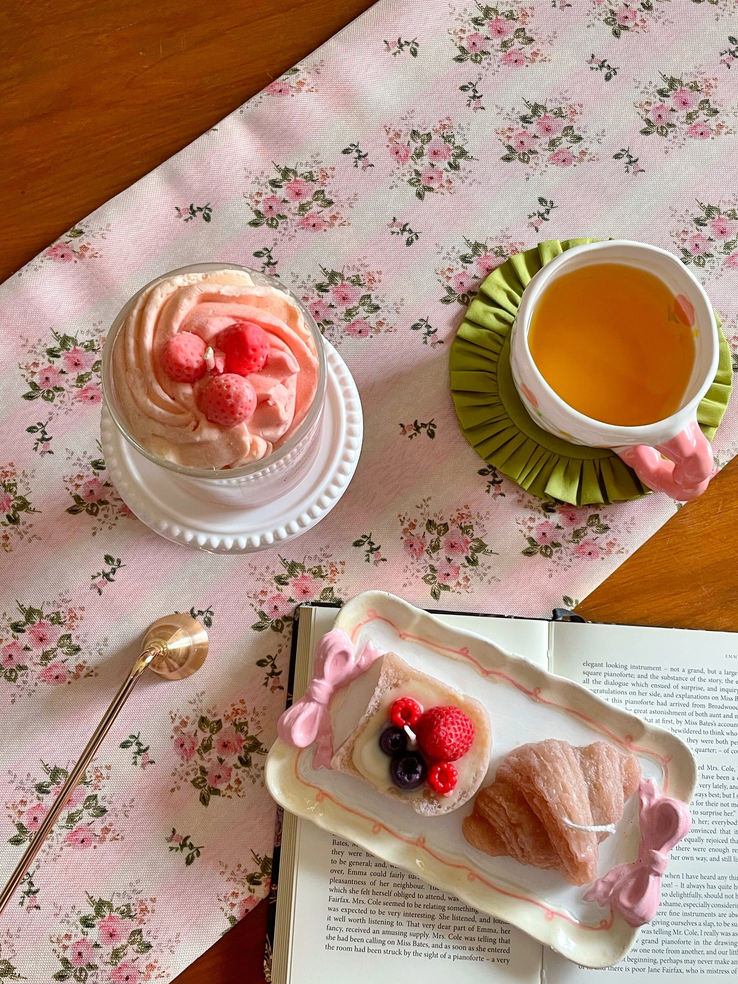 Vintage Rose Table Runner